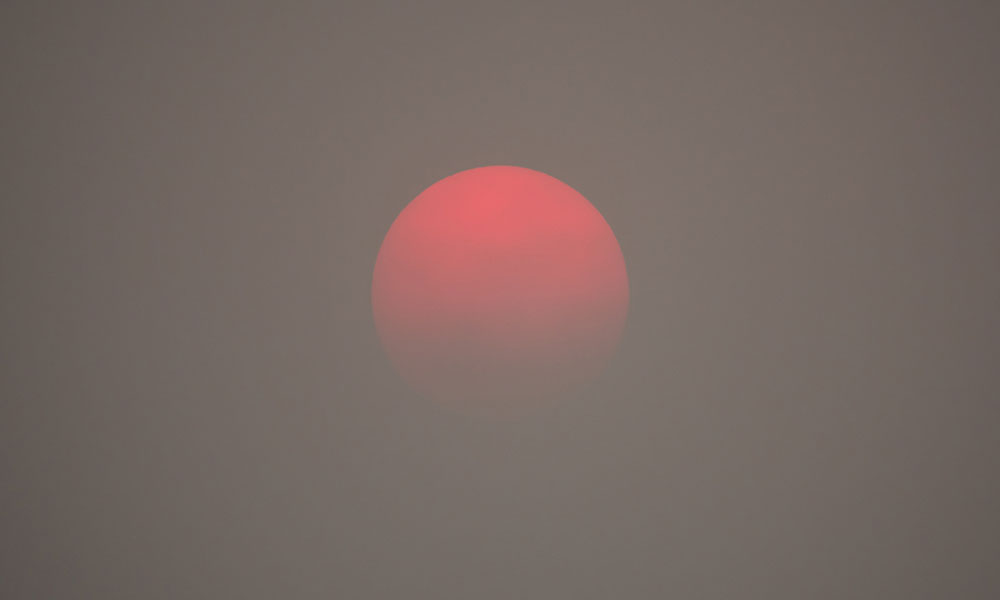 red sun in a smokyy sky